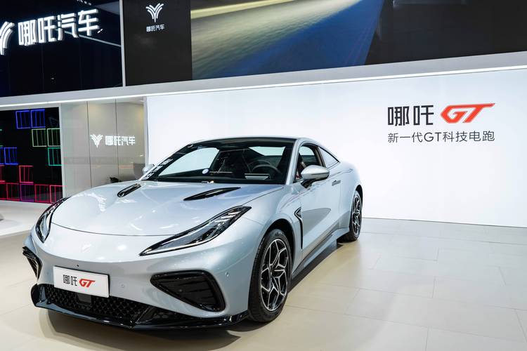 重庆193哪吒汽车在智能汽车领域的表现，领途汽车在新能源汽车市场中的影响力